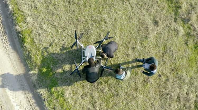 <p> Düzgün, "Farklı faydalı yüklerle ilgili çalışmalarımız devam ediyor. Yine sahadan gelen müşteri taleplerine göre gece operasyonunu desteklemek için 2 eksen gimbal tasarımımız sürüyor. Bu sayede gece görüş kabiliyetiyle operasyon gerçekleştirebileceğiz." dedi.</p>