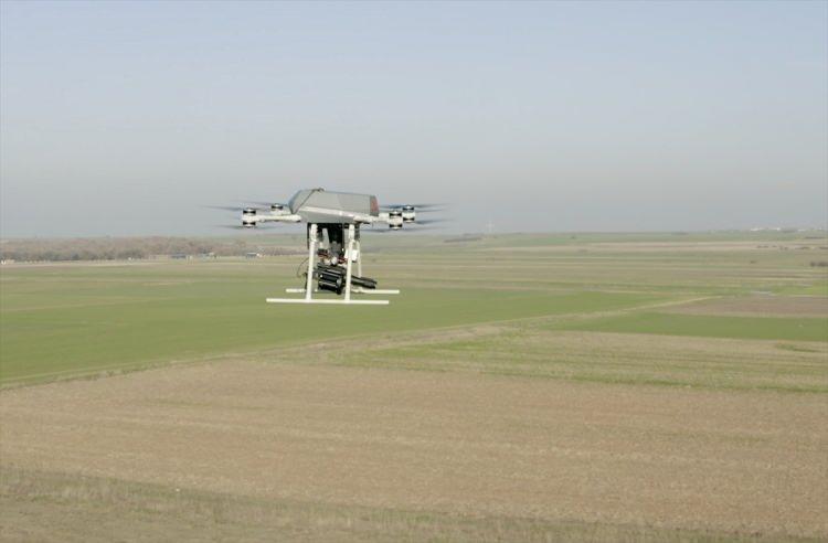 <p>Gürpınar, 2024 yılı içerisinde hem 40 milimetre otomatik hem de 6'lı tamburalı bombaatarın yurt içinde ve dışında birçok hava, kara ve deniz platformunda görüleceğini kaydetti.</p>