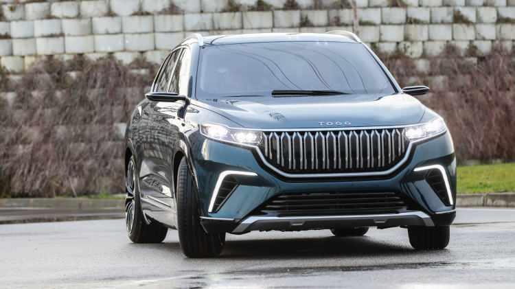 <p>Standart 18 inç jantlara sahip olan V1 donanım tipi, kablosuz şarj, anahtarsız giriş, akıllı telefonla akıllı erişim alt yapısı, karartmalı arka camlar ve otomatik kararan iç dikiz aynası özelliklerine sahip “teknoloji ve konfor” paketiyle sunuluyor.</p>