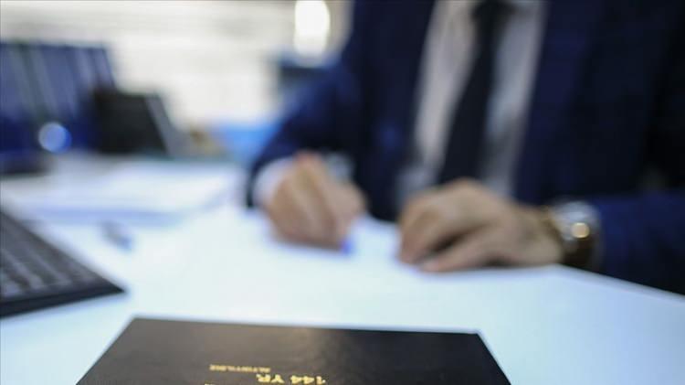 <p>Öte yandan GİB, 2021 ve 2020 rekortmenlerini de açıkladı. 2021'de de 153 milyon 345 bin 596 lira vergi tahakkukuyla listede Selçuk Bayraktar ilk sırada yer aldı. Söz konusu dönemde listenin 2'nci ve 3'üncü sırasında yer alan mükellefler isminin açıklanmasını istemedi. 2020 vergilendirme döneminde ise ilk 3 sırada yer alan mükelleflerin de isminin açıklanmasını istemediği bildirildi.</p>