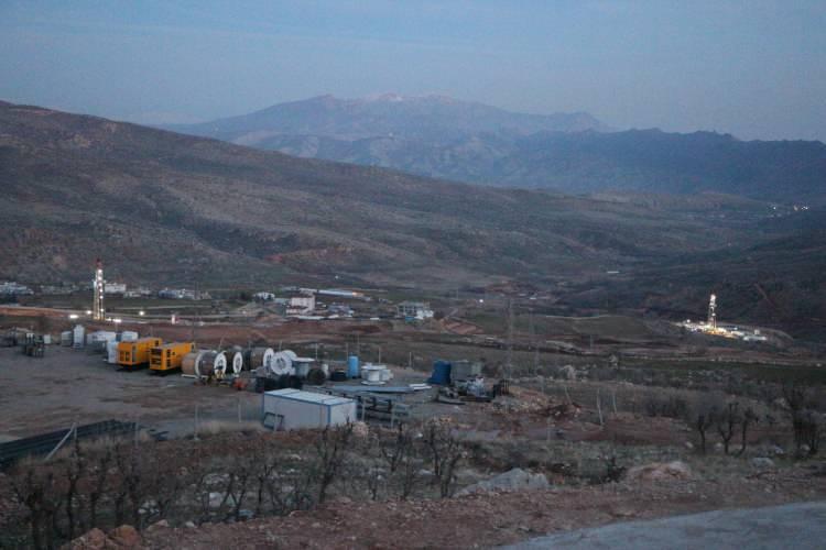 <p><strong>‘TÜRKİYE’DE KONUTLARIN GAZ İHTİYACINI KARŞILAYABİLECEK BİR SEVİYEDE ÜRETİM HEDEFLİYORUZ’</strong></p>
<p>Türkiye’nin enerji üretiminde dışa bağımlılığını düşürecek çalışmaların sürdüğünü belirten Bakan Bayraktar, şöyle dedi: <em><strong>“Sakarya gaz sahasında yine Cumhuriyet tarihinin en büyük doğalgaz keşfini yapmıştık.</strong></em></p>