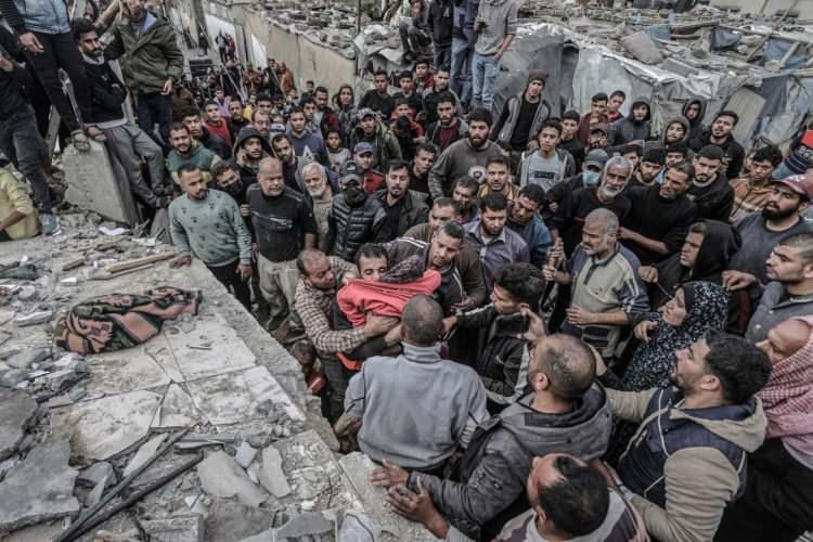 <p><span style="color:#B22222"><strong>'YOK EDECEĞİZ' DEDİ</strong>​</span></p>

<p>İsrail, Hamas'ı yok etme sözü verdi ve Hamas'ın 7 Ekim saldırısından bu yana şiddetlenen savaşın "<strong>2024 boyunca"</strong> devam edebileceği konusunda uyardı. Ateşkese yönelik çabalar şu ana kadar sonuç vermedi.</p>
