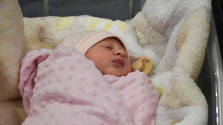 <p>Malatya`da yeni yılın ilk bebeği 2 kilo 950 gram doğdu, anne Sıla Gökçe, kız çocuğuna hangi ismi vereceklerini henüz kararlaştırmadıklarını söyledi.</p>
