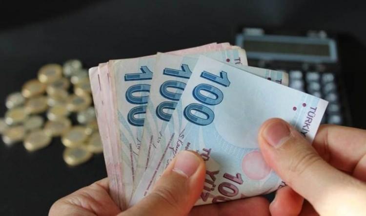 <p><strong>EN DÜŞÜK EMEKLİ MAAŞI NE KADAR OLACAK?</strong></p>

<p>SSK ve Bağ-Kur emeklileri de maaşlarını bu yılın son 6 aylık enflasyonu oranında zamlı alacak. Aralık ayında TÜFE'nin yüzde 3 civarında gelmesi halinde emekliklere yaklaşık yüzde 38'lik bir zam yapılacak.</p>
