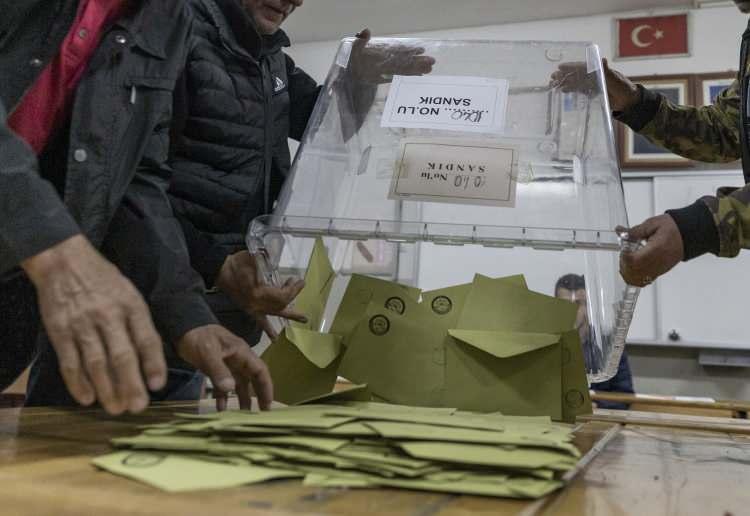 <p><strong>8 - Köyde yaşayan seçmen neler için kullanacak?</strong></p>
<p>Köylerde ise "il genel meclisi üyeliği" ile "muhtarlık ve ihtiyar meclisi" için oy atılacak.</p>
<p><strong>10 - Tüm pusulalar kaç zarfa koyulacak?</strong></p>
<p>Seçmenler tüm oy pusulalarını tek zarfa koyacak.</p>
<p><strong>9 - Oy pusulaları ne renk?</strong></p>
<p>Büyükşehir belediye başkanlığına ilişkin oy pusulası "beyaz", il genel meclisi üyeliklerine ilişkin pusula "turuncu", belediye başkanlığına ilişkin oy pusulası "mavi", belediye meclisi üyeliğine ilişkin oy pusulası ise "sarı" renkli olacak.</p>