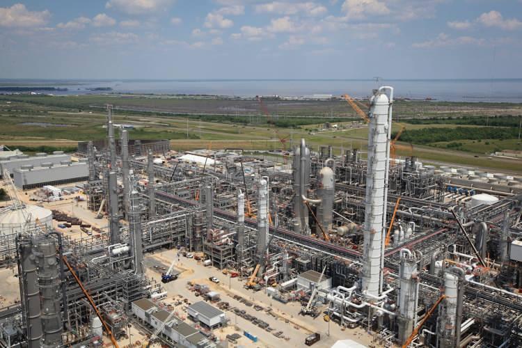 <p>Bu iki bölgede teknik olarak çıkarılabilir yaklaşık 679 milyar metreküp kaya gazı ve 4.7 milyar varil kaya petrolü bulunduğu kaydediliyor.</p>
