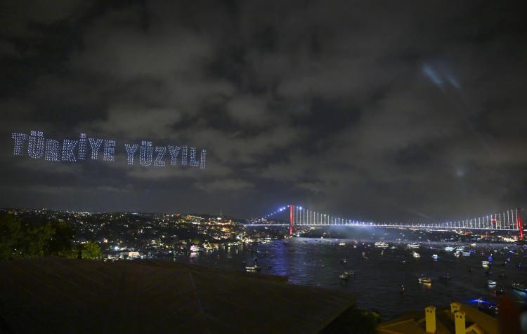 <p>Cumhurbaşkanlığı İletişim Başkanlığınca Cumhuriyet'in 100. yıl dönümü dolayısıyla İstanbul Boğazı'nda havai fişek, ışık ve dron gösterileri düzenlendi. Dron gösterisinde, “Türkiye Yüzyılı” ve “100. Yıl” tipografisi de çizildi.</p>

<p> </p>
