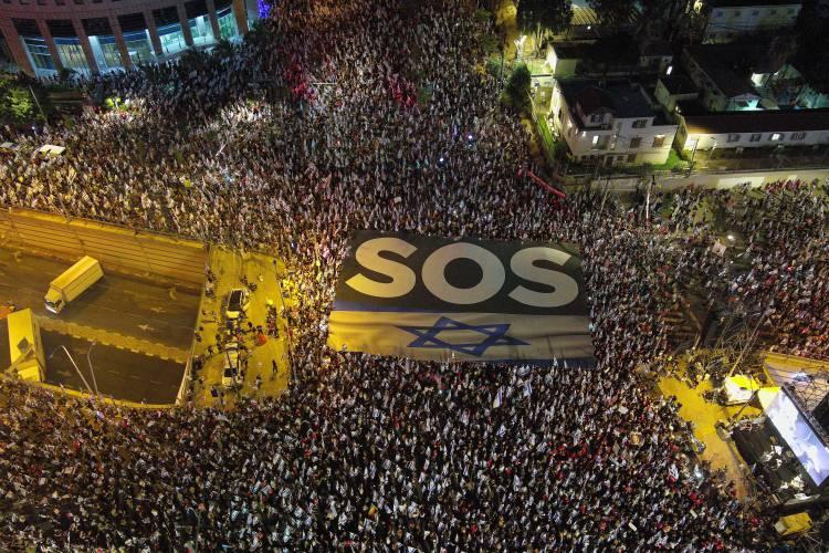 <p>Tel Aviv'de toplanan binlerce gösterici, Başbakan Binyamin Netanyahu öncülüğündeki koalisyon hükümetinin, yargının yetkilerini sınırlayan düzenlemesini protesto etti. </p>
