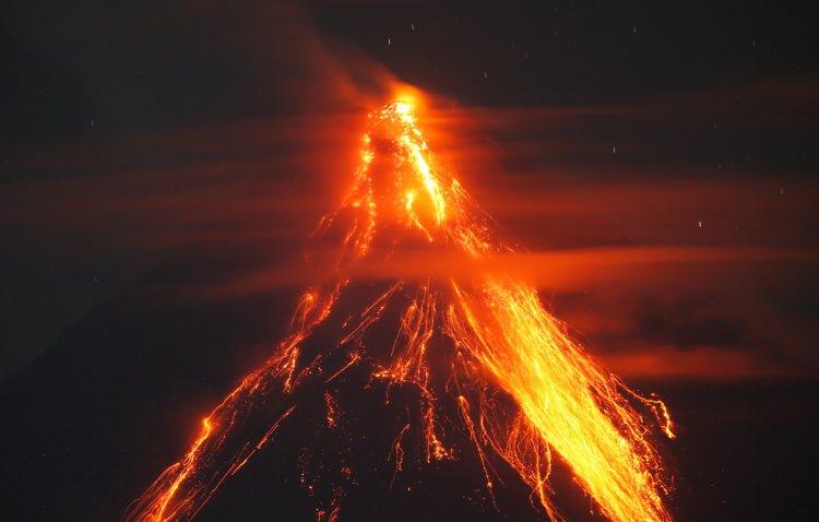 <p> Filipinler'in Albay eyaletinde bulunan Mayon Yanardağı’ndaki lav akıntıları nedeniyle bölgede yüksek risk altındaki alanda zorunlu tahliyeler yapıldı.</p>
