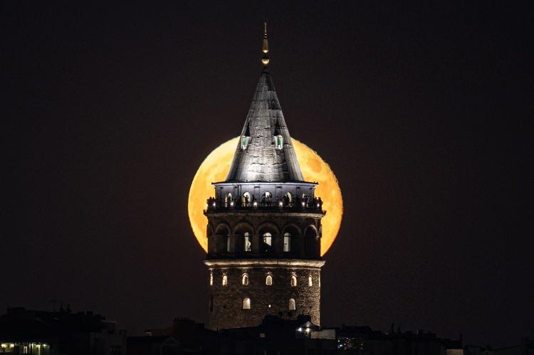 <p> İstanbul'da dolunay, Galata Kulesi ile birlikte görüntülendi.</p>