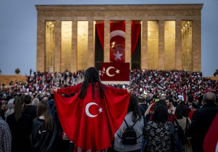 <p>Vatandaşlar, 29 Ekim Cumhuriyet Bayramı ve Cumhuriyet'in ilanının 100'üncü yıl dönümü dolayısıyla Anıtkabir'e akın etti.</p>