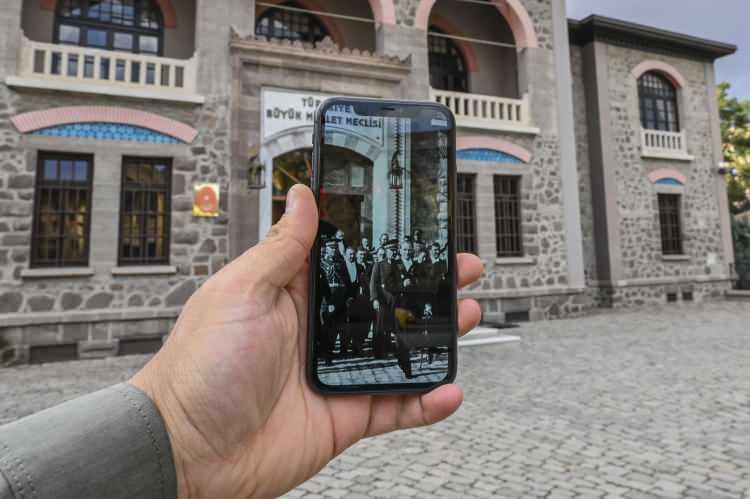 <p>Farklı mekanlara ait tarihi 24 fotoğraf, yıllar sonra aynı açılardan tekrar çekilerek başkentin eski ve yeni halleri tek karede buluşturuldu. Çalışmada, 1930 yılında Türkiye Büyük Millet Meclisinde düzenlenen 29 Ekim Cumhuriyet Bayramı etkinliklerinde Mustafa Kemal Atatürk ve çalışma arkadaşlarının birlikte yer aldığı fotoğraf da bulunuyor.</p>
