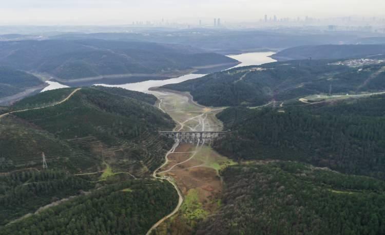 <p>İstanbul’a su sağlayan barajlardaki doluluk oranının düşmesi nedeniyle Alibeyköy Barajı havzasındaki Güzelce Kemeri gün yüzüne çıktı.</p>