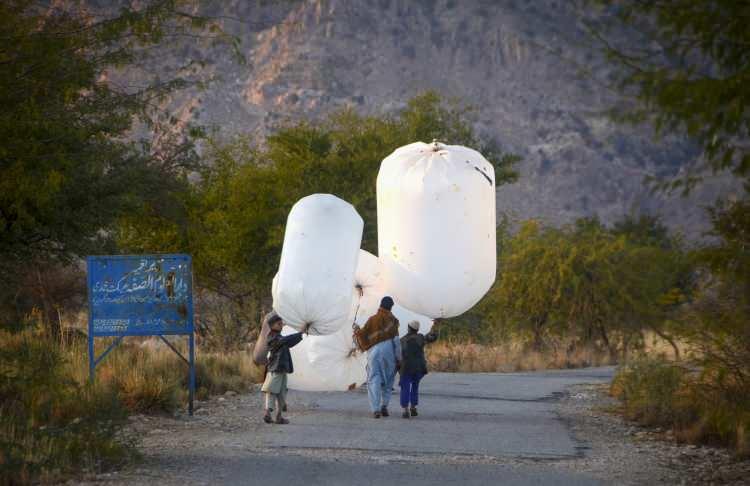 <p>Pakistan'ın Banda Davud Şah kasabasında yüzeye yakın çıkan doğal gaz, yıllardır yerel halkın geliştirdiği iptidai yöntemlerle evlerde kullanılıyor. Doğal gazı çıkarmak için sondaj yerine hortumun, rafineri yerine barakanın bulunduğu kasabada, doğal gaz milyar dolarlık boru hatları yerine 25 kuruşluk poşetlerle taşınıyor.</p>