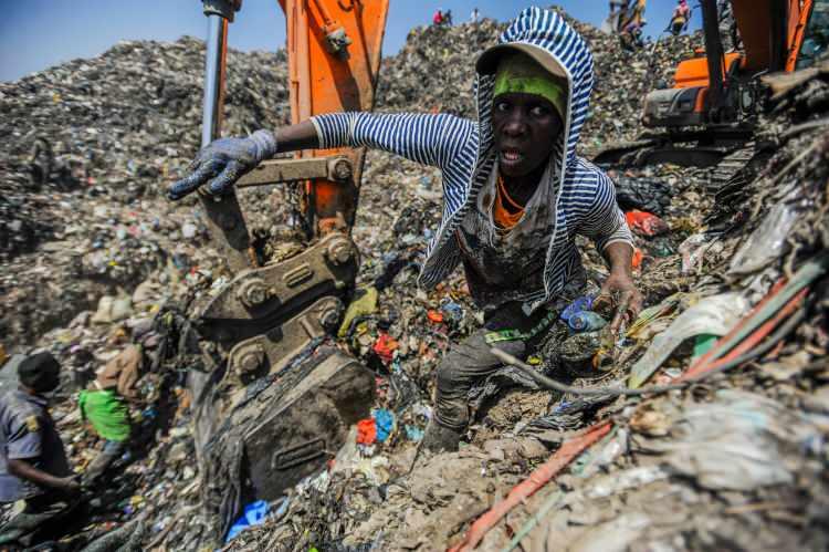 <p> Kenya'nın başkenti Nairobi'de 30 dönümlük arazideki Dandora çöp toplama alanı, binlerce kişinin sağlığı için risk oluşturmasına rağmen birçok Kenyalının da geçim kaynağı. Korogocho, Baba Ndogo ve Dandora bölgesinden insanlar, her gün binlerce tonluk atıkları ayıklayarak satabilecekleri eşyaları topluyor.</p>
