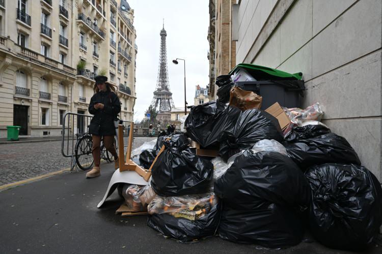 <p>Fransa'da temizlik isçilerinin grevi nedeniyle başkent Paris sokaklarında yığın haline gelen yaklaşık 5 bin 400 ton çöp, güvenlik ve sağlık sorunu oluşturdu.</p>

<p> </p>
