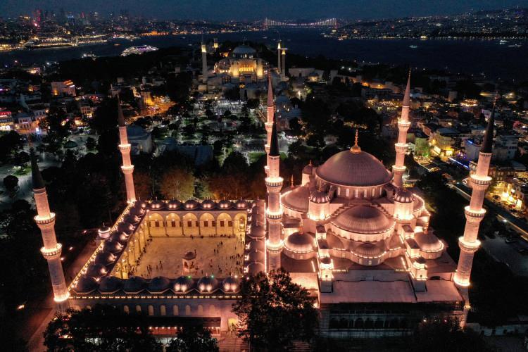<p>İstanbul’da Mevlit Kandili dolayısıyla Sultanahmet Camisi'nde program düzenlendi.</p>

<p> </p>
