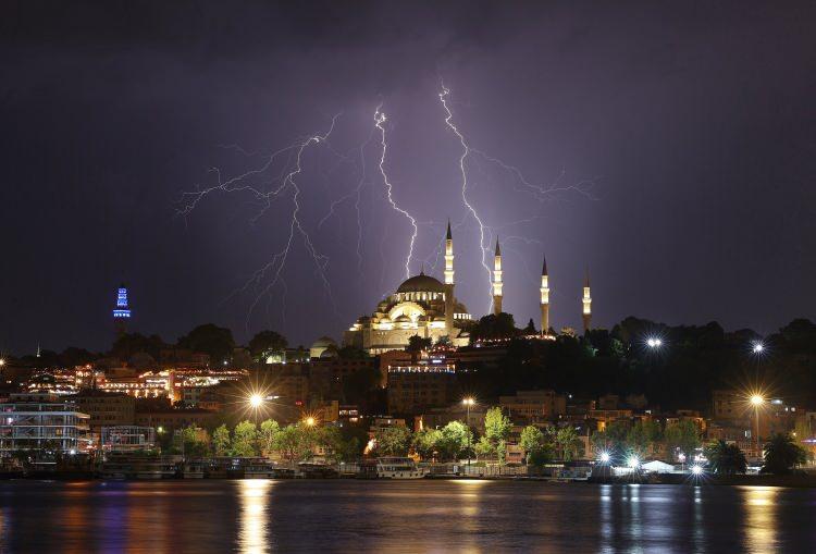 <p> İstanbul’da beklenen yağış öncesi gökyüzünü aydınlatan şimşekler, Süleymaniye Camisi ile birlikte görüntülendi.</p>

<p> </p>
