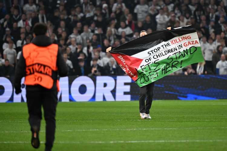 <p>UEFA Şampiyonlar Ligi maçında Kopenhag ile Manchester United takımları, Danimarka'nın başkenti Kopenhag'da karşı karşıya geldi. Karşılaşmada bir taraftar, sahaya Filistin bayrağı ile girdi.</p>
