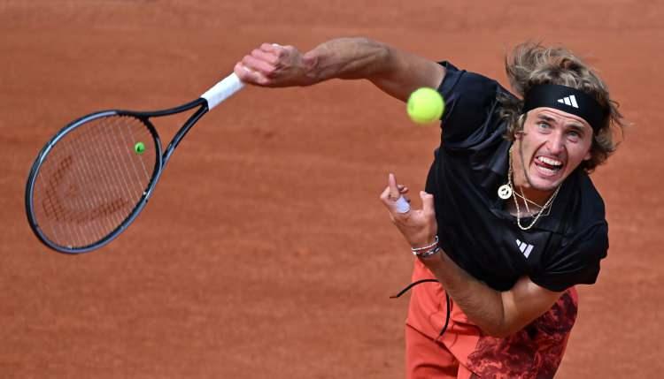 <p>Sezonun ikinci Grand Slam tenis turnuvası Fransa Açık’ın (Roland Garros) tek erkekler çeyrek final maçında, Alman tenisçi Alexander Zverev (fotoğrafta), Arjantinli rakibi Tomas Martin Etcheverry ile mücadele etti.</p>
