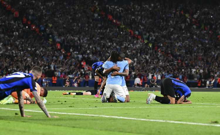 <p>2023 Şampiyonlar Ligi final maçında Manchester City ile Inter, İstanbul Olimpiyat Stadyumu’nda karşılaştı. Manchester City takımı oyuncuları galibiyet sevinci yaşarken, Inter oyuncuları üzüntüyle zemine kapandı.</p>