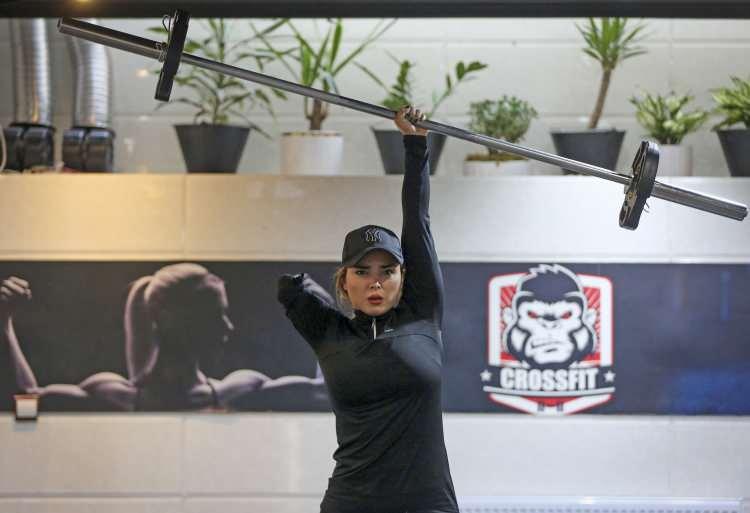 <p>İranlı Mahdia Khaki (34), 10 yıl önce trafik kazasında sol elini kaybetmesine rağmen tek eliyle crossfit sporcusu olmayı başardı. Kaza sonrası kaybettiği özgüvenini spor sayesinde geri kazanan "savaşçı Mati" lakaplı Khaki, mücadeleci ruhuyla kendisi gibi engelli olanlara örnek oluyor.</p>