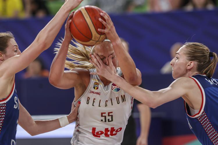 <p> FIBA 2023 Avrupa Şampiyonası çeyrek finalinde Sırbistan ve Belçika Milli Takımları, Slovenya'nın başkenti Ljubljana'da karşılaştı. Karşılaşmada Belçikalı basketbolcu Julie Allemand (55) rakibi ile mücadele etti.</p>