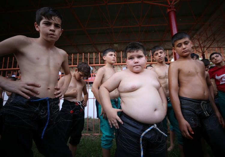 <p> Tarihi Kırkpınar Yağlı Güreşleri’nde minik boy pehlivanlar da güreşti. Tarihi Sarayiçi Er Meydanı'nda kule hakemlerinin çağrısıyla sahaya gelen minik-1 boy pehlivanları, rakipleriyle kol bağlamaları sonrası peşreve çıktı.</p>