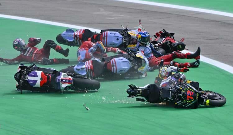 <p>MotoGP 2023 sezonu Dünya Şampiyonası’nın 11. ayağı olan İspanya Katalonya Grand Prix'si, Barselona kentindeki 4,7 kilometrelik Barcelona-Catalunya pistinde yapıldı. Yarışın ilk virajındaki zincirleme kazada 5 sürücü (Alex Marquez, Enea Bastianini, Johann Zarco, Fabio Di Giannantonio, Marco Bezzecchi) pist dışına çıkarak çakıl havuzuna saplandı.</p>
