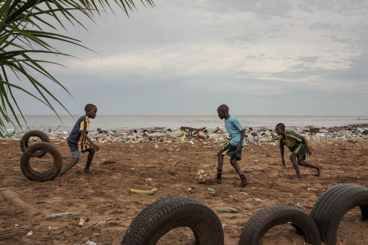 <p>Batı Afrika'nın Atlas Okyanusu'na açılan kapısı Gine Cumhuriyeti, diğer Afrika ülkeleri gibi doğal kaynakları bakımından zengin ancak halkının geçim ve alım gücü sıralamasında dünyanın fakir ülkeleri arasında yer alıyor. Fransa’nın uzun yıllar sömürüsü altında kalan Gine’nin başkenti Konakri'nin sahil bölgelerinde toplanan çöpler, çevre ve insan sağlığına tehlike oluşturuyor. Sahil yakınında top oynayan çocuklar da çöp yığınlarından olumsuz etkileniyor.</p>