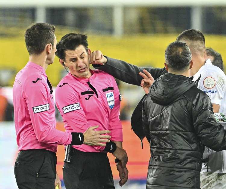 <p>MKE Ankaragücü Kulübü Başkanı Faruk Koca, Trendyol Süper Lig'in 15. haftasında 1-1 berabere kaldıkları Çaykur Rizespor maçından sonra hakem Halil Umut Meler'e yumruk attı.</p>