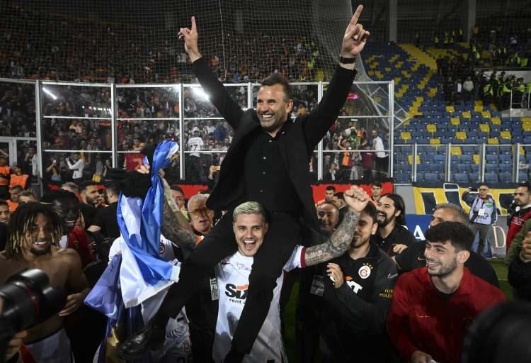 <p> Galatasaray, Spor Toto Süper Lig'in 36. haftasında MKE Ankaragücü'nü yenerek 2022-2023 sezonunun şampiyonu oldu. Galatasaraylı oyuncular ve teknik ekip maç sonu büyük sevinç̧ yaşadı.</p>
<p> </p>