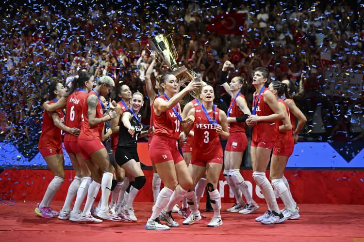 <p>A Milli Kadın Voleybol Takımı, 2023 CEV Avrupa Şampiyonası’nın finalinde Sırbistan'ı 3-2 yenerek tarihinde ilk kez şampiyon oldu.</p>