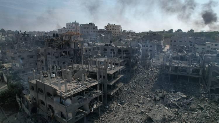 <p>: İsrail savaş uçaklarının başlattığı yoğun bombardıman sonucu Gazze Şeridi'ndeki Cibalya beldesinde birçok bina moloz yığını haline geldi.</p>