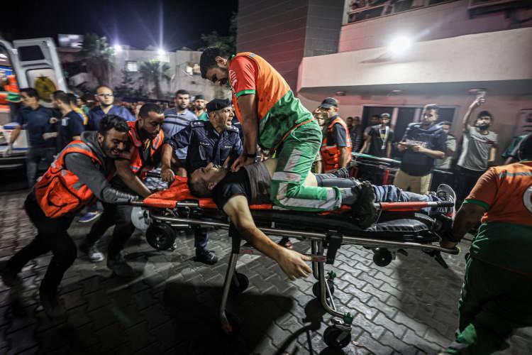 <p>İsrail ordusunun, abluka altındaki Gazze Şeridi'ne yönelik saldırıları sonrası ağır yaralı olarak Şifa Hastanesi’ne kaldırılan bir sivil savunma görevlisi, yapılan müdahalelere rağmen yaşamını yitirdi.</p>