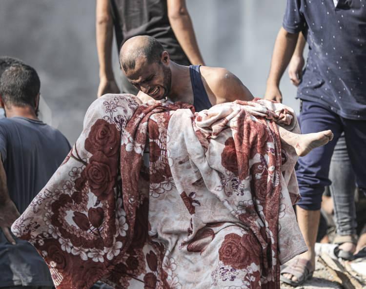 <p>&nbsp;İsrail ordusunun, Gazze'deki Bureyc M&uuml;lteci Kampı'na d&uuml;zenlediği saldırılarında &ccedil;ok sayıda kişi hayatını kaybetti.</p>
