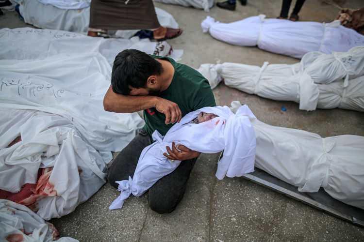 <p>İsrail ordusu, gece boyunca, Gazze Şeridi&rsquo;nin &ccedil;eşitli b&ouml;lgelerine savaş u&ccedil;akları ve top&ccedil;u ateşiyle saldırılarına devam etti. Saldırılarda hayatını kaybedenlerin naaşları, toprağa verilmek &uuml;zere Deyr el-Belah kentindeki Aksa Hastanesi morgundan alındı.</p>
