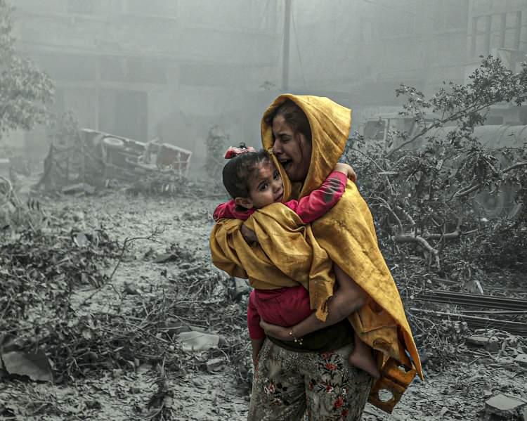 <p>İsrail ordusunun, Gazze kentindeki Rıdvan Mahallesi&rsquo;ne d&uuml;zenlediği saldırı sonrası b&ouml;lgede enkaz altındaki &ouml;l&uuml; ve yaralıları &ccedil;ıkarmak i&ccedil;in &ccedil;alışma başlatıldı.</p>
