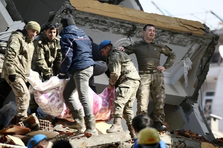 <p>6 Şubat&rsquo;taki Kahramanmaraş merkezli depremlerden etkilenen Hatay'ın merkez Antakya il&ccedil;esinde yıkılan binaların enkazından, yaklaşık 30 saat sonra 2 kadın yaralı kurtarıldı. Kadınları enkazdan &ccedil;ıkarma &ccedil;alışmasına katılan komando g&ouml;zyaşlarını tutamadı.</p>
