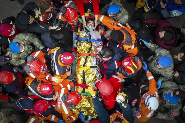 <p>Kahramanmaraş merkezli depremlerde, Hatay'ın merkez Antakya il&ccedil;esinde enkaz altında kalan 26 yaşındaki Derya Akdoğan, 177 saat sonra kurtarıldı.</p>
