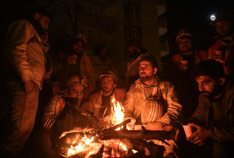 <p>&nbsp;"Asrın felaketi" olarak nitelendirilen depremlerden etkilenen Adıyaman'da, enkaz altından yaralıları kurtaran ekipler arasında madenciler de vardı.</p>
