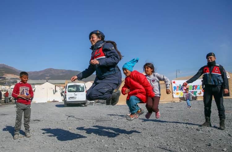 <p>Kahramanmaraş merkezli 6 Şubat'taki depremlerden en &ccedil;ok etkilenen yerlerden Gaziantep'in Nurdağı il&ccedil;esinde kadın jandarma ve &ouml;ğretmenler, afeti yaşayan &ccedil;ocukları oyun ve etkinliklerle motive etti.</p>

