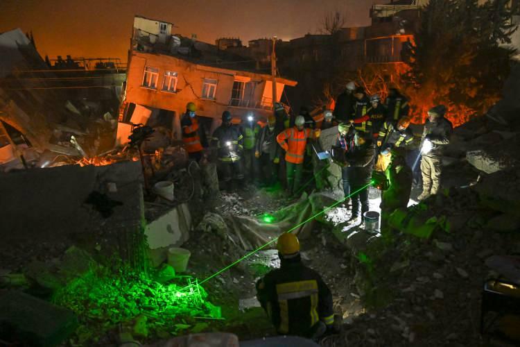 <p>&nbsp;"Asrın felaketi" olarak nitelenen Kahramanmaraş merkezli depremlerden etkilenen Adıyaman'da, arama kurtarma faaliyetleri gece de s&uuml;rd&uuml;r&uuml;ld&uuml;. JAK ekipleri, termal kameralarla enkazlarda canlı olup olmadığını tespit etti.</p>

<p>&nbsp;</p>
