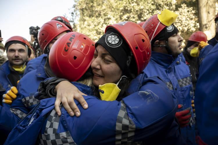 <p>Asrın felaketi" olarak nitelendirilen Kahramanmaraş merkezli depremlerin 178. saatinde, Hatay'ın merkez Antakya il&ccedil;esinde enkaz altında kalan 70 yaşındaki Nuray G&uuml;rb&uuml;z kurtarıldı. Kurtarma ekipleri, birbirlerine sarılarak kurtuluşu kutladı.</p>

<p>&nbsp;</p>
