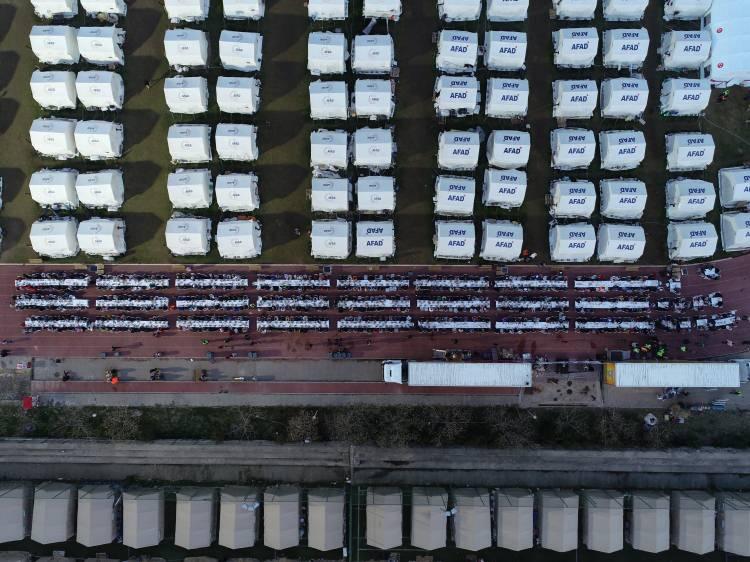 <p>Depremlerin merkez &uuml;ss&uuml; Kahramanmaraş'ta &ccedil;adır ve konteyner kentlerde ilk iftar yapıldı. Kahramanmaraş S&uuml;t&ccedil;&uuml; İmam &Uuml;niversitesi kamp&uuml;s&uuml; i&ccedil;erisinde de Gaziosmanpaşa Belediyesi tarafından verilen iftarda, depremzedeler yapılan duanın ardından ilk iftarını yaptı.</p>
