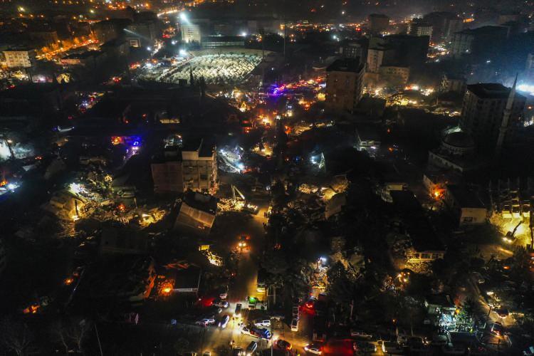 <p>&nbsp;Kahramanmaraş&rsquo;ta 6 Şubat merkezli depremler nedeniyle yıkılan binalarda arama kurtarma &ccedil;alışmaları gece de aralıksız devam etti.</p>

<p>&nbsp;</p>
