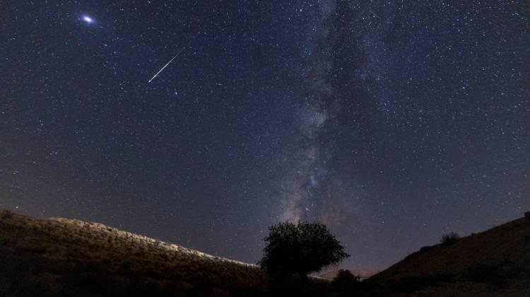 <p>Quadrantid meteor yağmurunda saatte 120 adet "yıldız kaymasının" görülmesi ve yıldız yağmurunun 3 gece sürmesi bekleniyor.</p>
