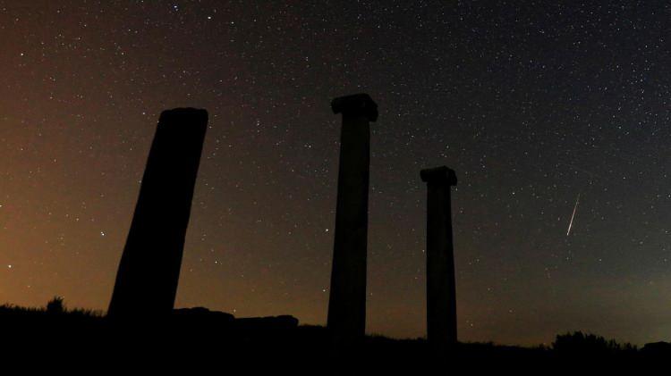 <p>Kuzey yarımkürede izlenecek meteor yağmuru kuzeydoğudan akacak ve 23.00`dan sabaha kadar izlenebilecek.</p>
