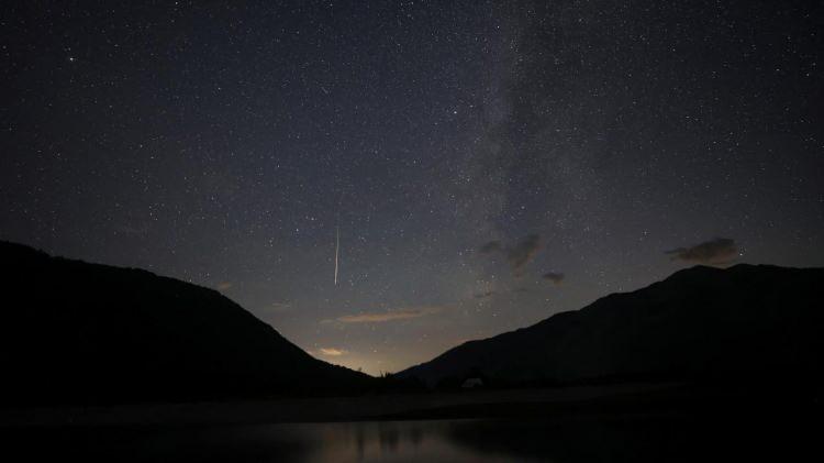 <p>Halk arasında yıldız kayması olarak da bilinen meteor yağmurlarını izlemek için ne bir teleskoba ne de başka bir gözlem aracına ihtiyaç duyuluyor.</p>