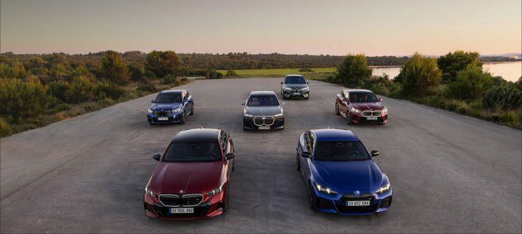<p><span style="color:#B22222"><strong>BMV</strong></span></p>
<p><br />
BMW, 1916 yılında Almanya’da kurulan bir otomobil, motosiklet, motor ve bisiklet üreticisi olarak piyasaya çıktı.</p>
<p>Günümüzün otomobil devi sadece Alman mühendisliğinin sembollerinden biri olmakla kalmamakla birlikte, aynı zamanda dünya çapında bir marka gücüne sahip.</p>
<p>Logosu ise "Mavi” BMW'yi temsil ederken, "Kırmızı” M departmanını temsil etmekte ve son olarak ortalarında duran "Mor” renk ise BMW ve M departmanının birlikte çalışmasını ve ortaya çıkan mükemmelliği temsil ediyor.</p>
